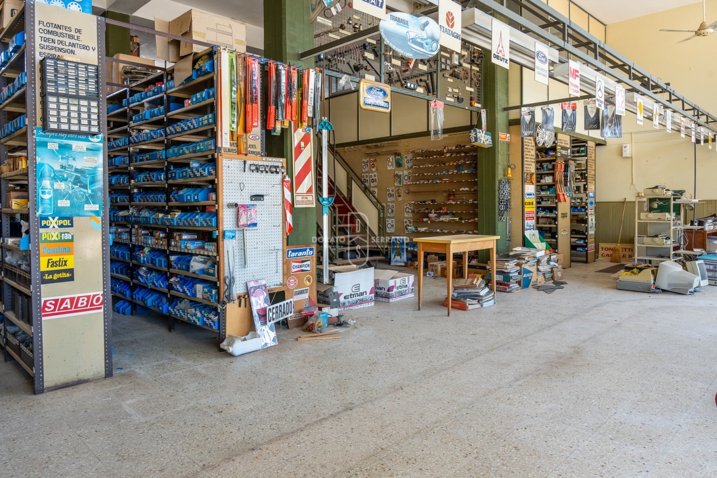 ICONICO SALON COMERCIAL + DEPTOS. A TERMINAR.  