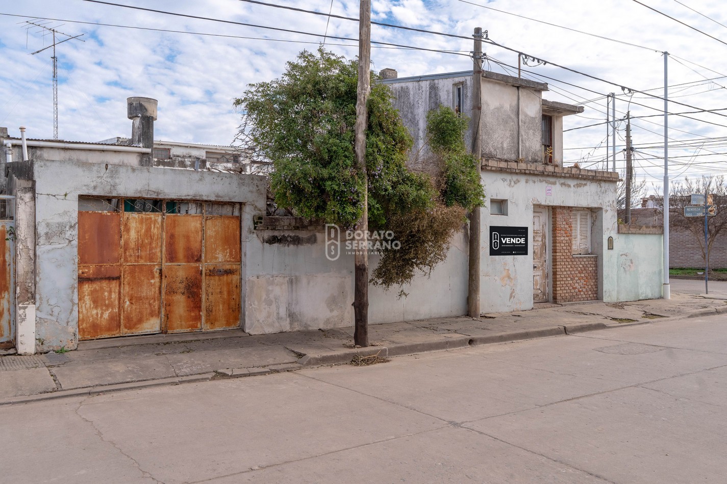 CASA EN ESQUINA & TODOS LOS SERVICIOS.