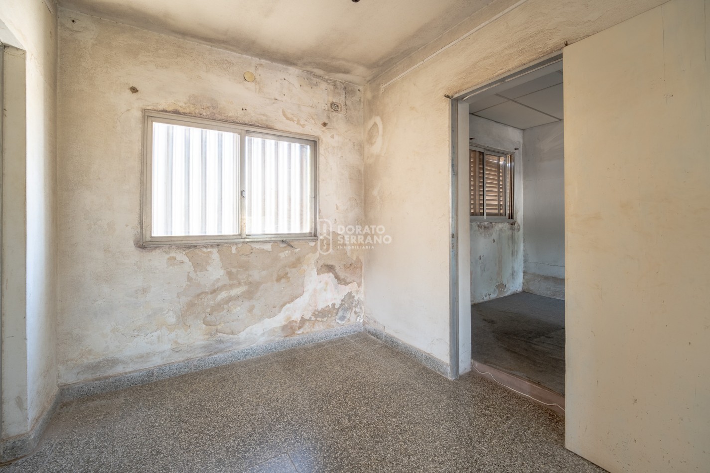 CASA CON LOCAL - PROYECTAR SIN LIMITES! AREA CENTRAL! 