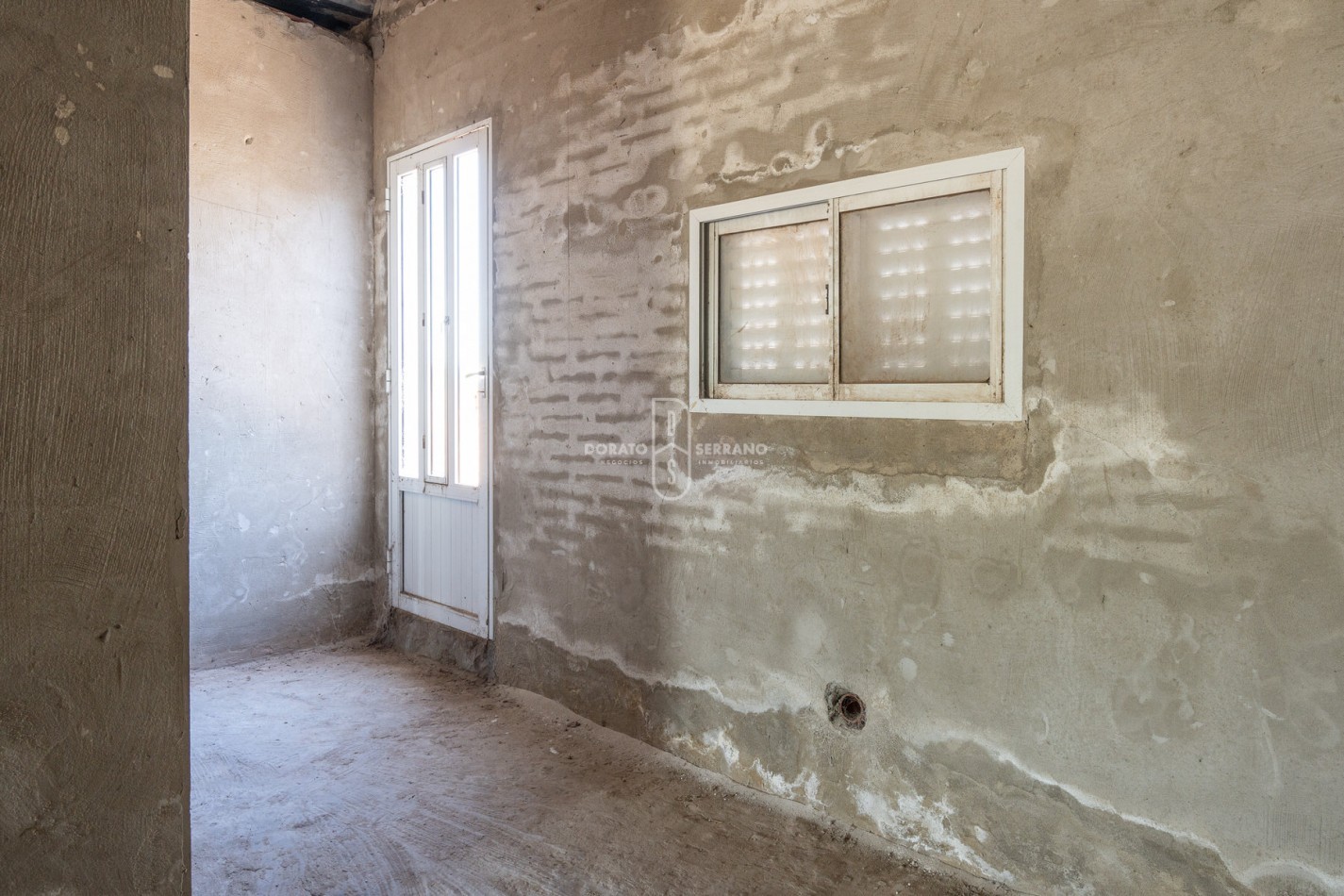 ICONICO SALON COMERCIAL + DEPTOS. A TERMINAR.  