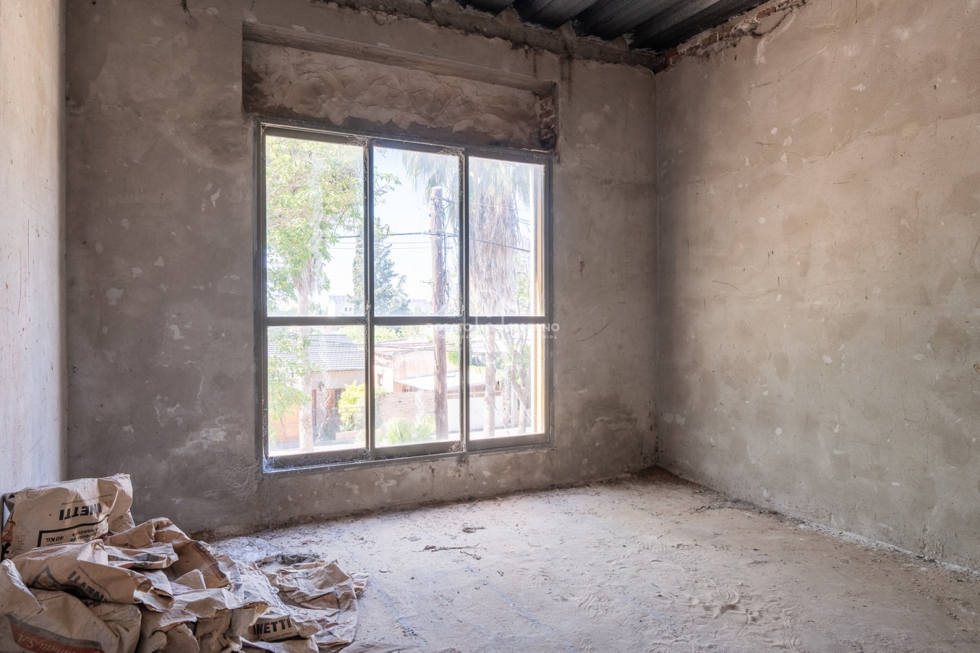 ICONICO SALON COMERCIAL + DEPTOS. A TERMINAR.  