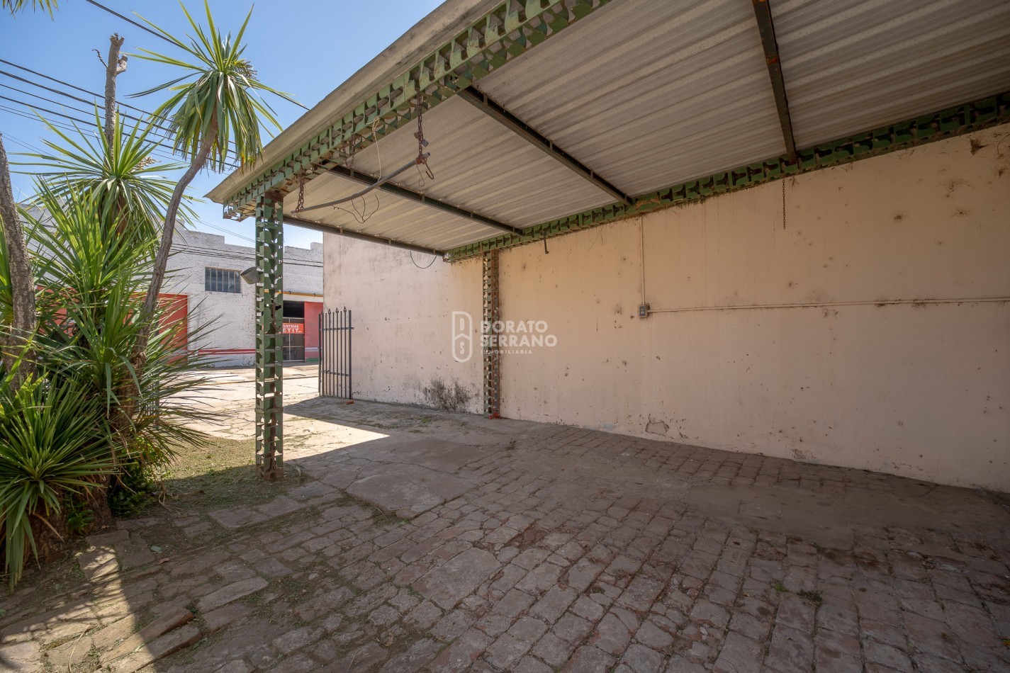 LOTE EN BARRIO FLORIDA! TODOS LOS SERVICIOS - PLUS EDIFICADO A DEMOLER O RECICLAR. 