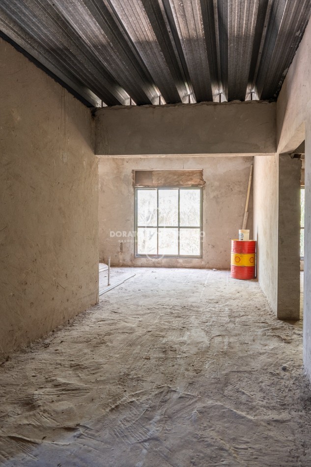 ICONICO SALON COMERCIAL + DEPTOS. A TERMINAR.  