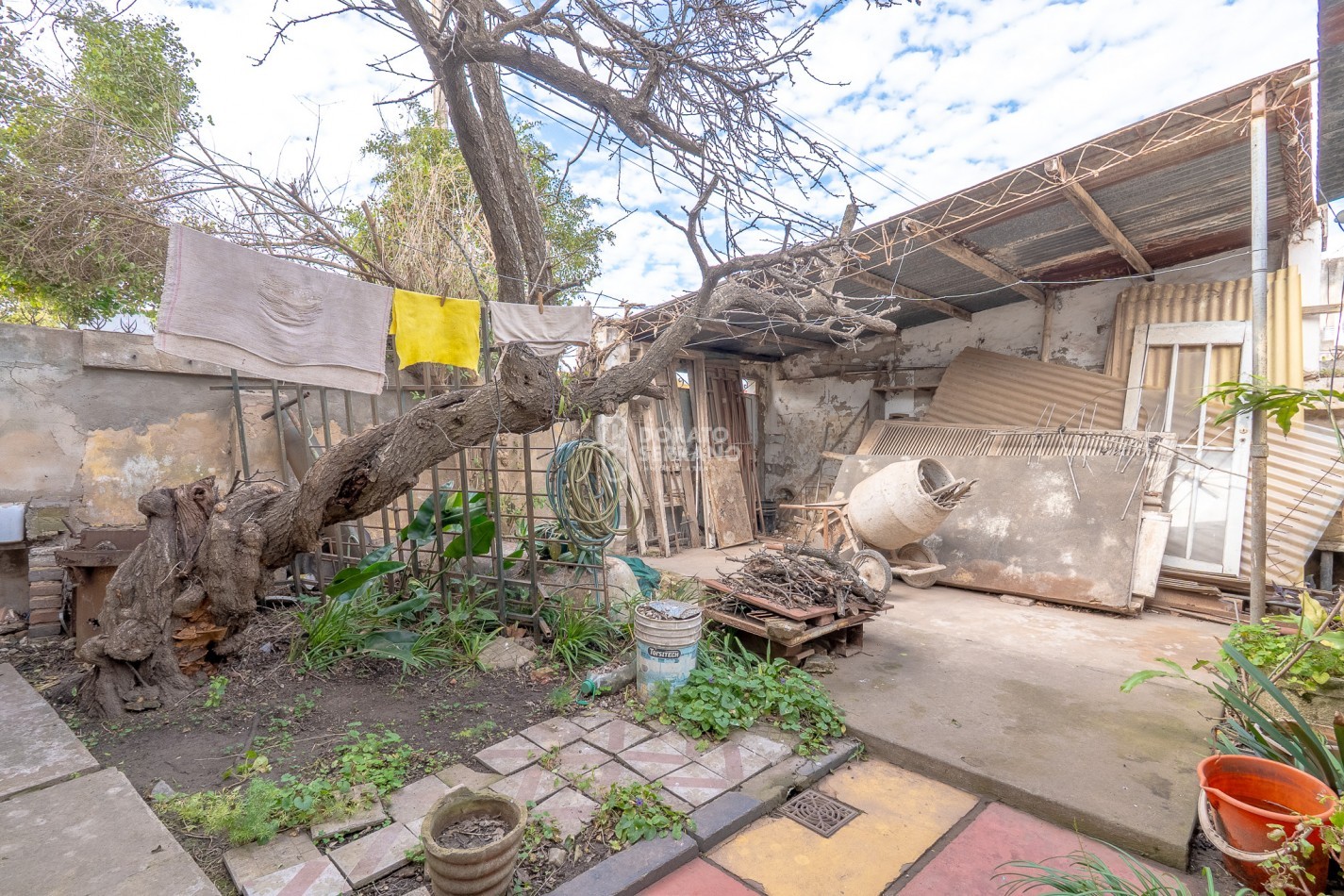 CASA EN ESQUINA & TODOS LOS SERVICIOS.