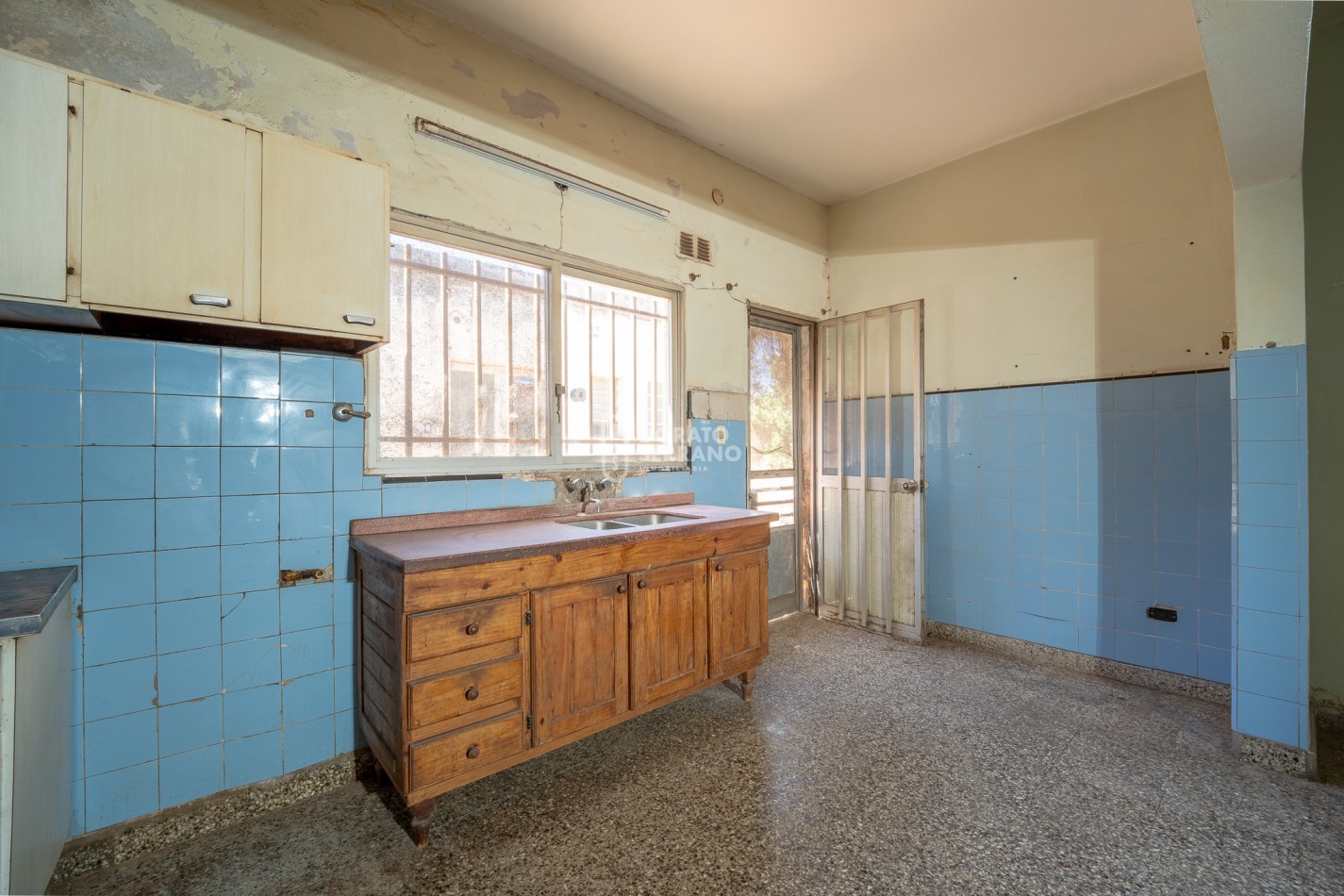 CASA CON LOCAL - PROYECTAR SIN LIMITES! AREA CENTRAL! 