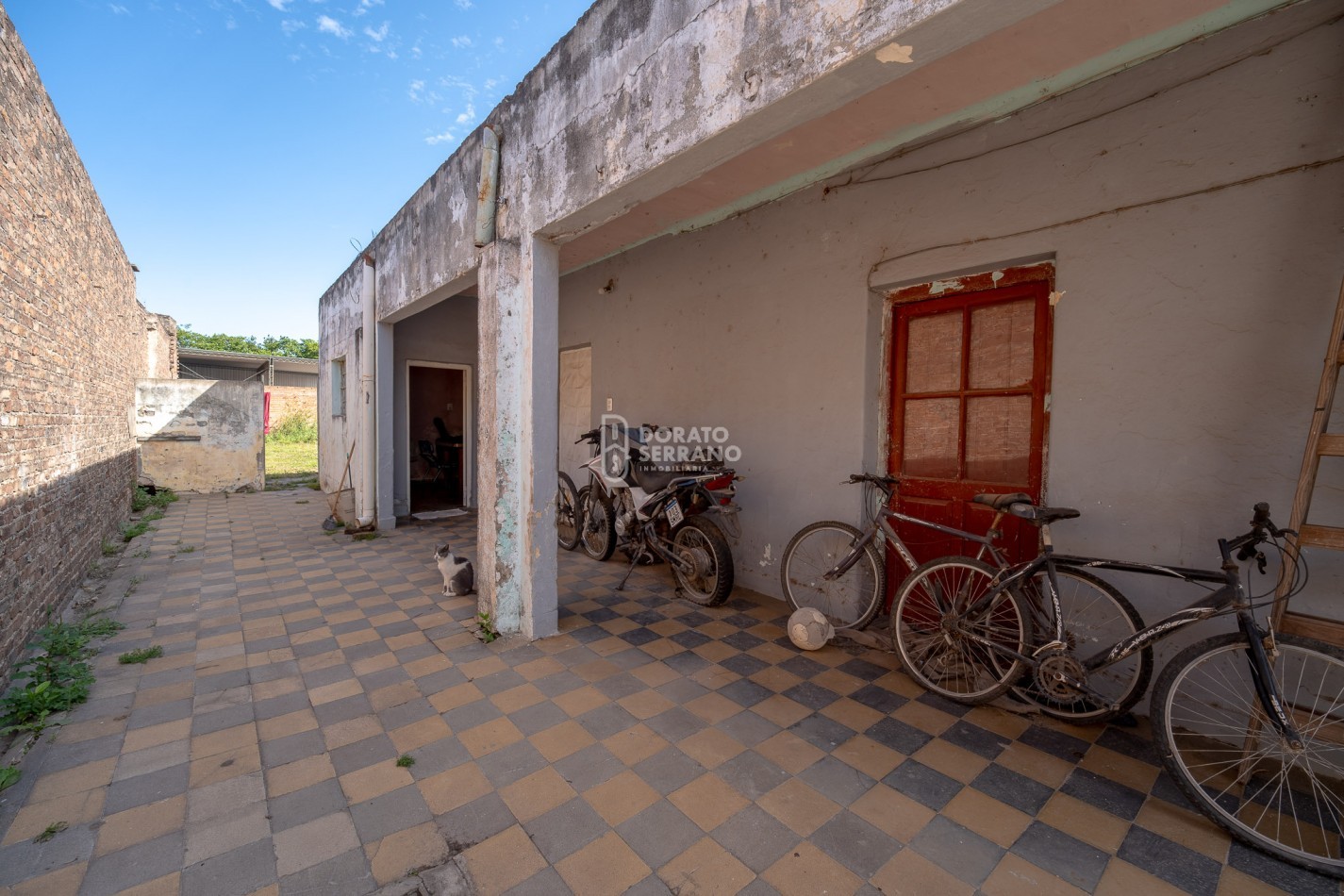 LOTE + PLUS CASA A DEMOLER O RECICLAR - TODOS LOS SERVICIOS EN SECTOR URBANO.