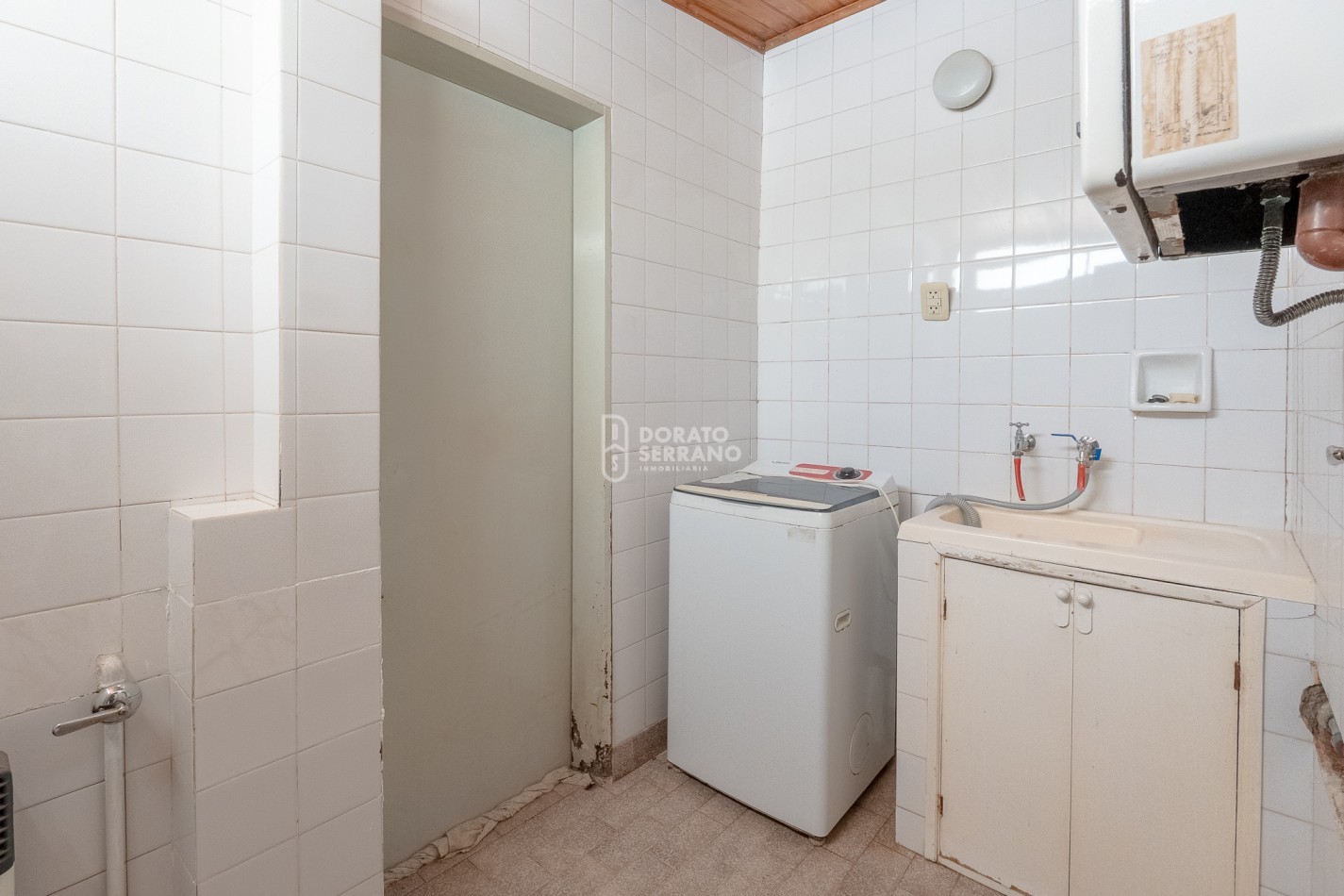 CASA + LOCAL SOBRE AVENIDA! 14 MTS. DE FRENTE!