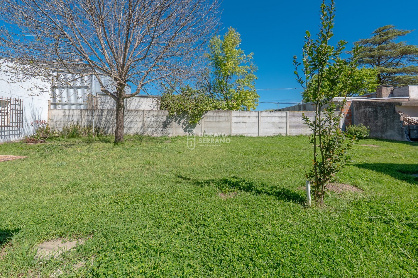 GRAN SUPERFICIE - TODOS LOS SERVICIOS - CASA A RECICLAR!