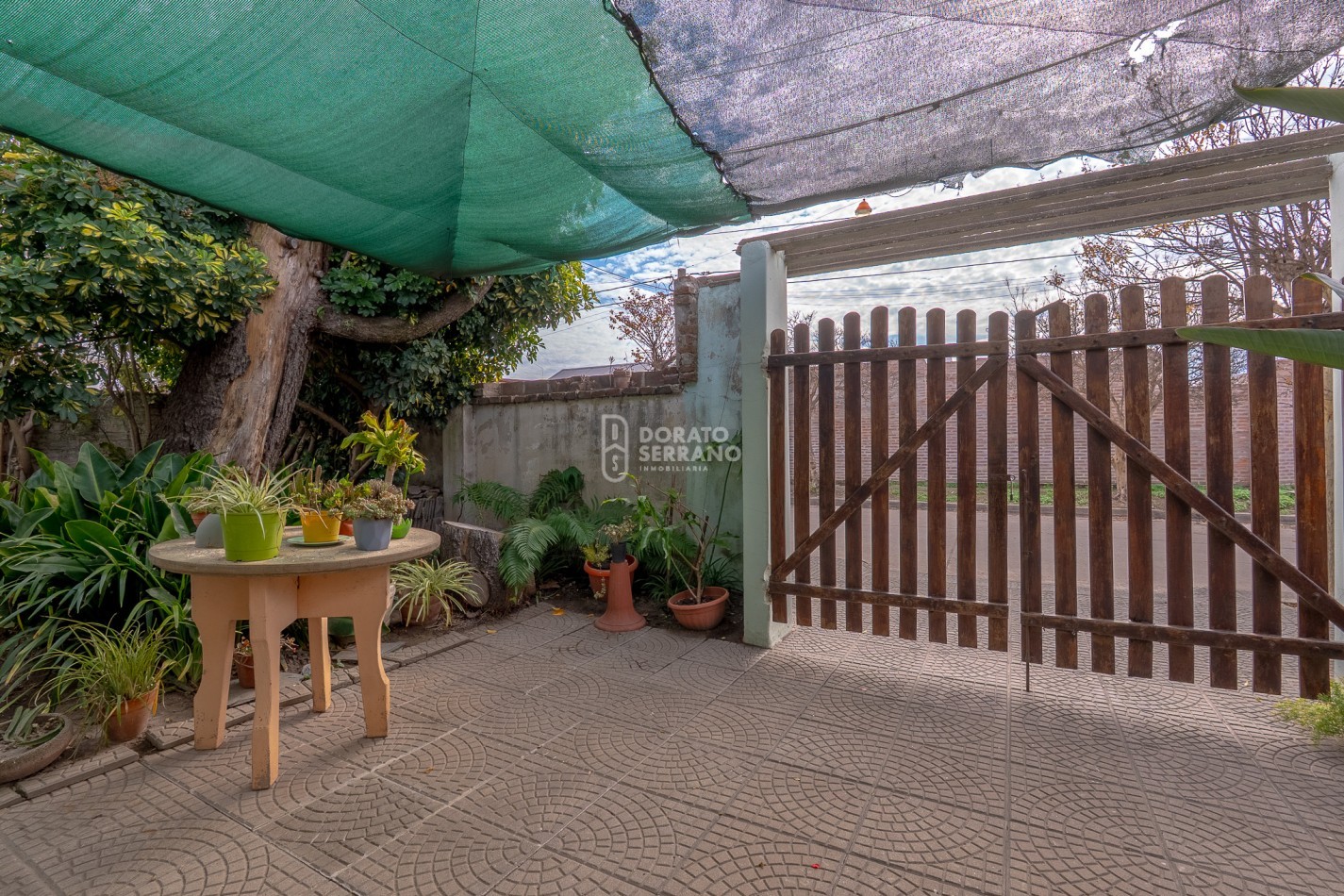 CASA EN ESQUINA & TODOS LOS SERVICIOS.