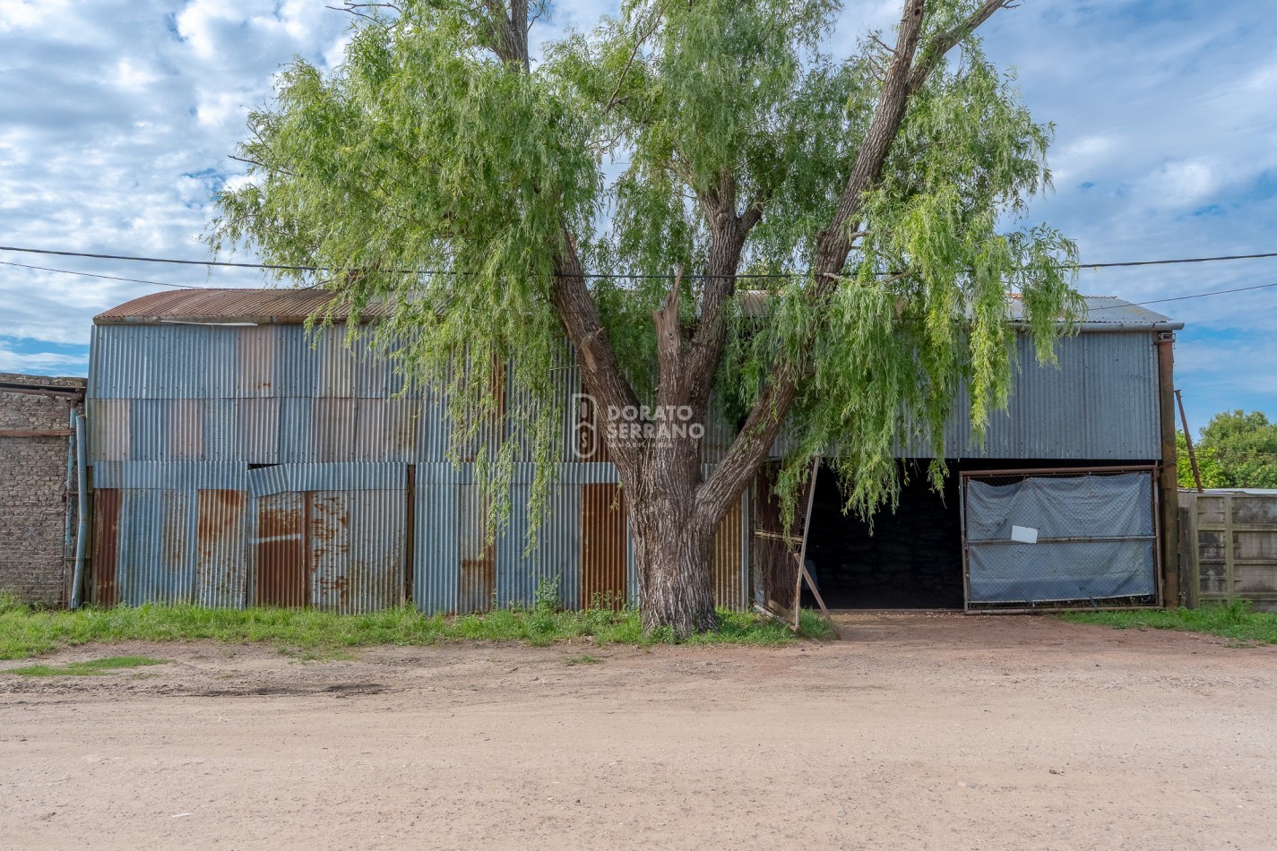 LOTE EN ESQUINA + PLUS: GALPONES DEPOSITO.