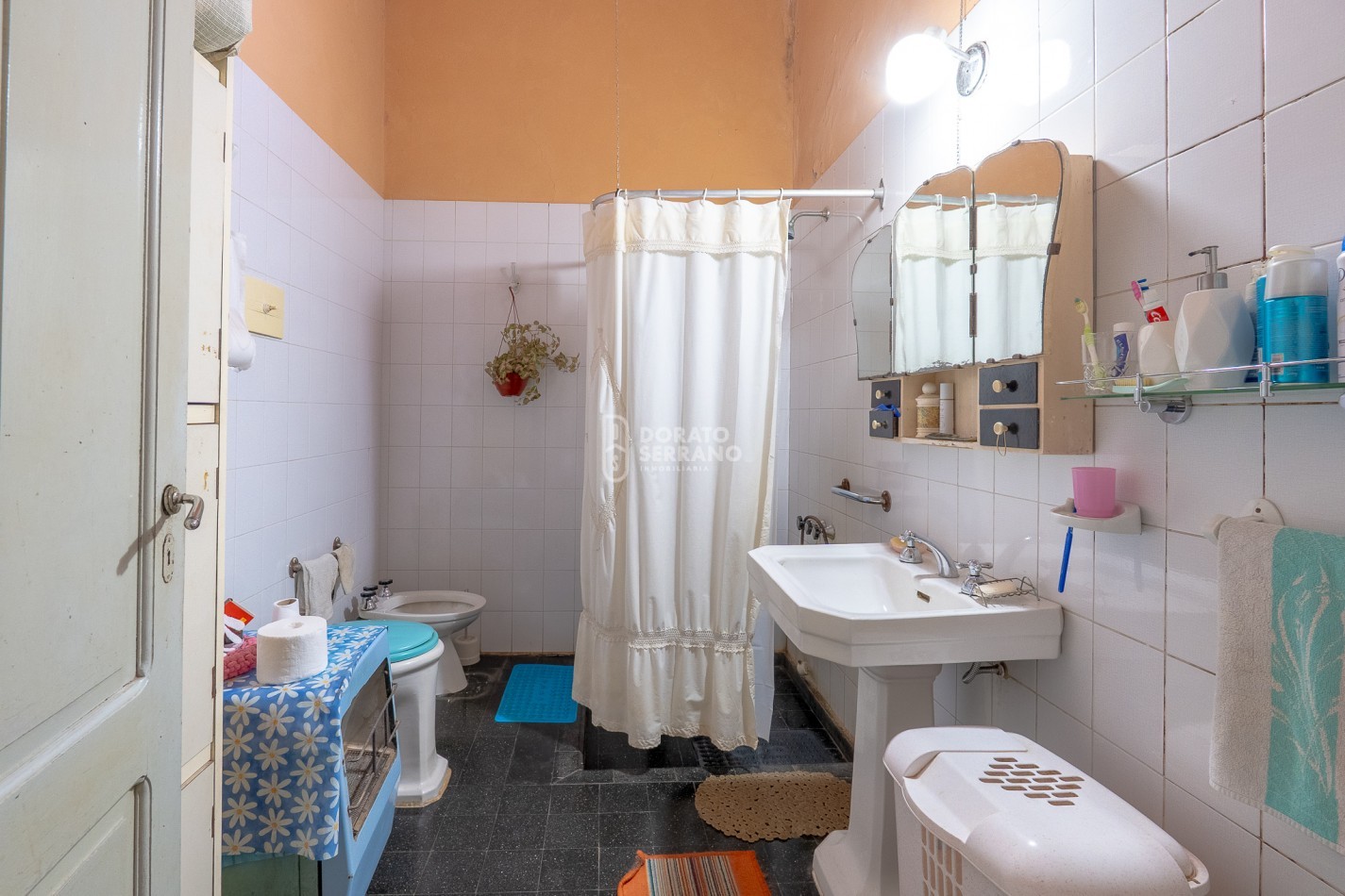 CASA EN ESQUINA & TODOS LOS SERVICIOS.