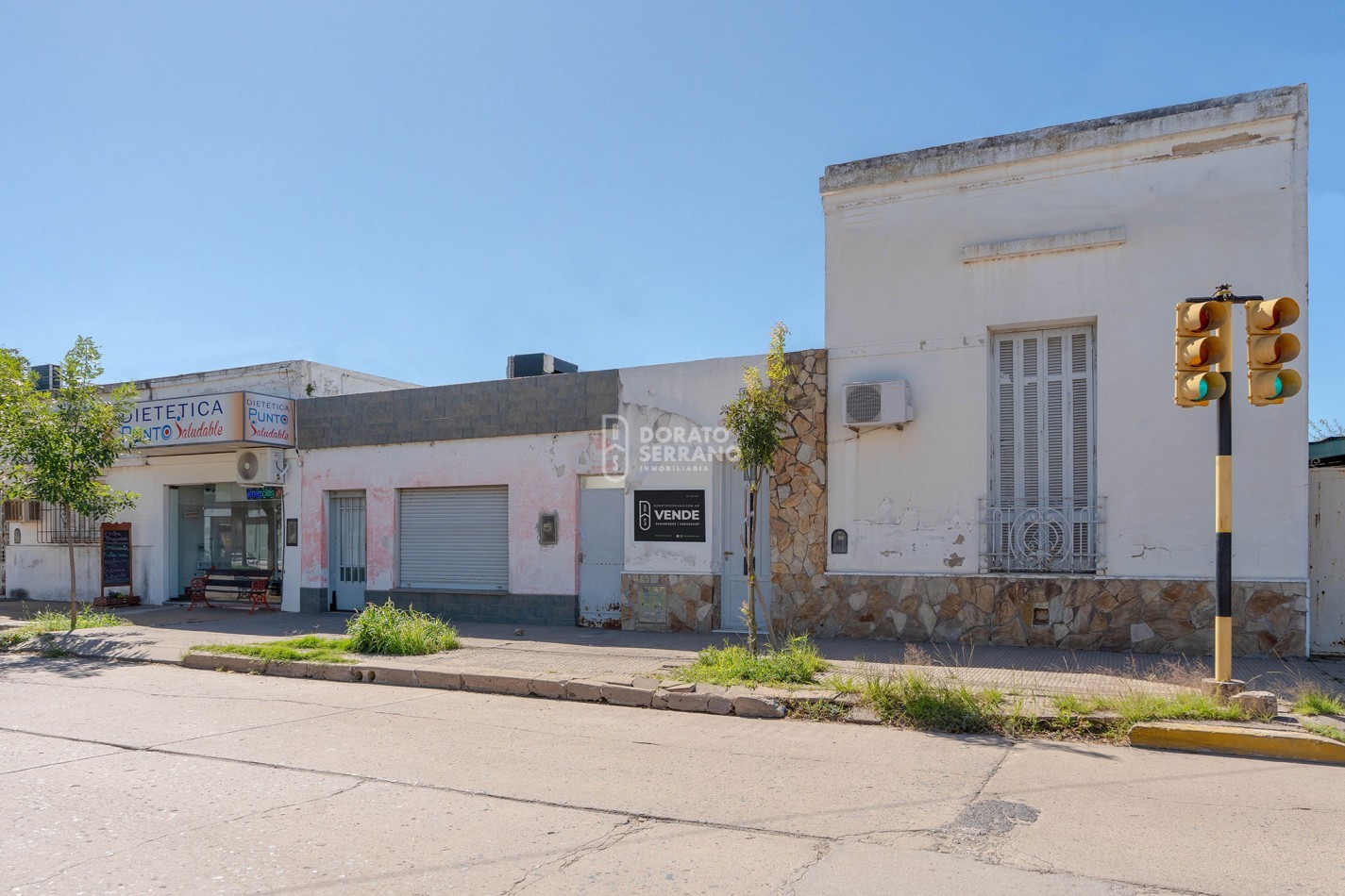 CASA + LOCAL SOBRE AVENIDA! 14 MTS. DE FRENTE!