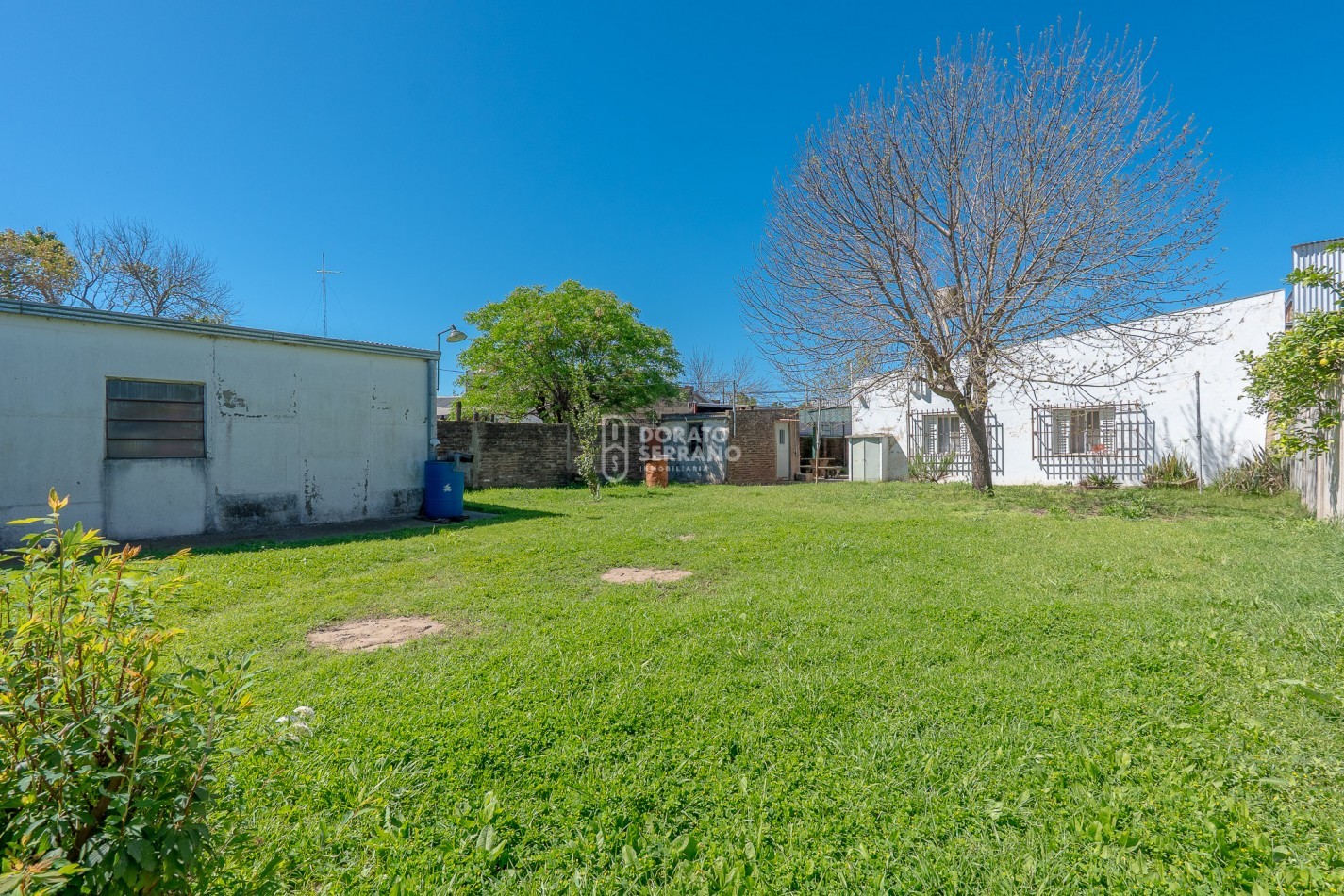 GRAN SUPERFICIE - TODOS LOS SERVICIOS - CASA A RECICLAR!