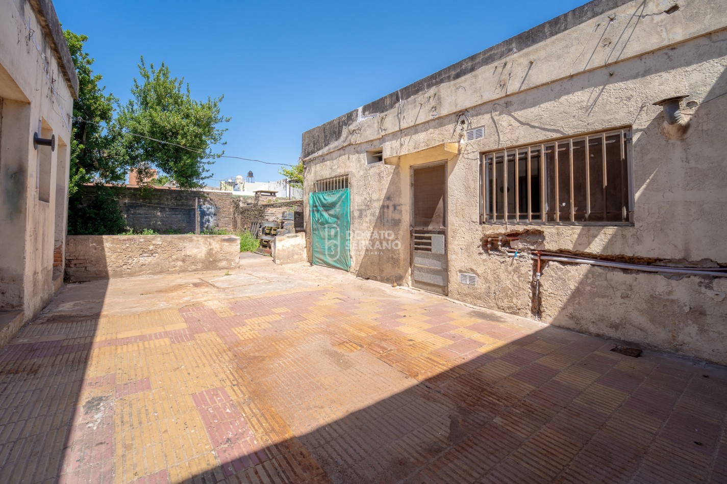 CASA CON LOCAL - PROYECTAR SIN LIMITES! AREA CENTRAL! 