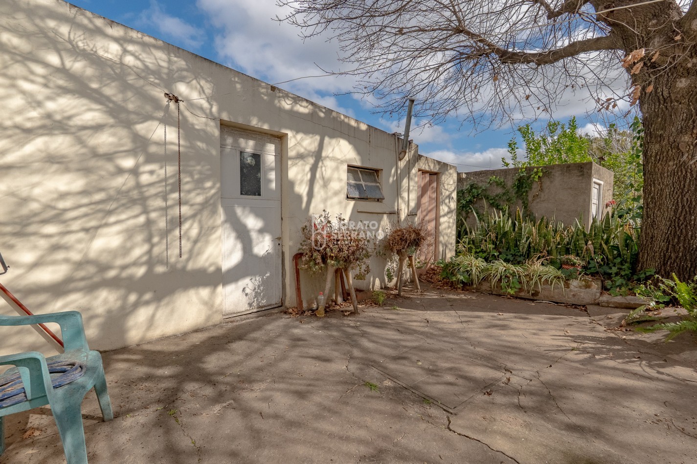 CASA + 750 M2 DE LOTE! Todos los servicios!