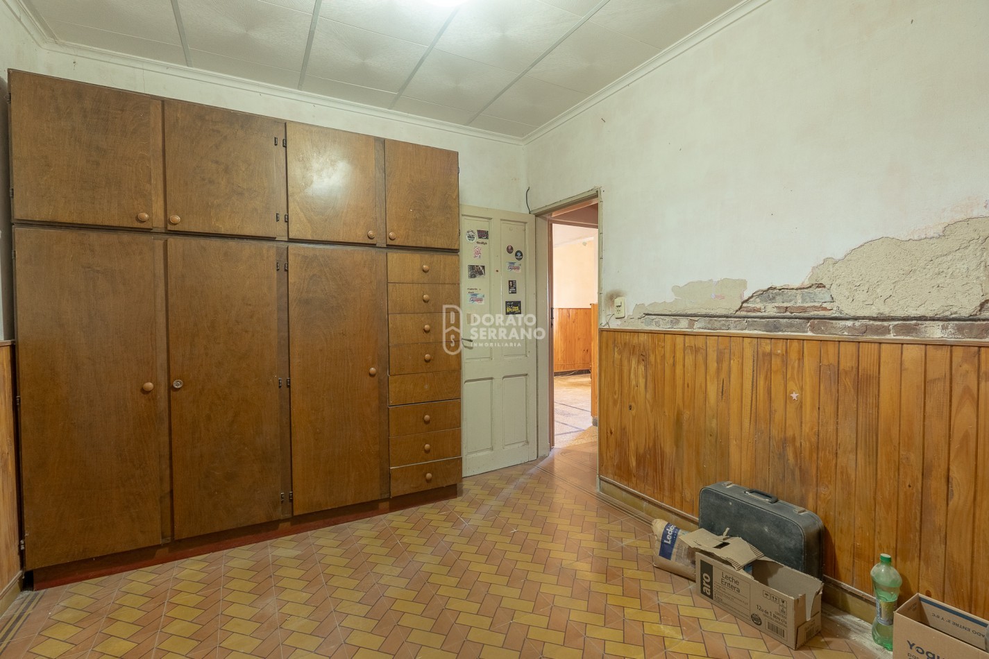 CASA EN ESQUINA! TODOS LOS SERVICIOS!