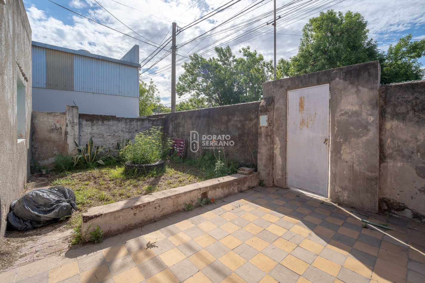 LOTE + PLUS CASA A DEMOLER O RECICLAR - TODOS LOS SERVICIOS EN SECTOR URBANO.