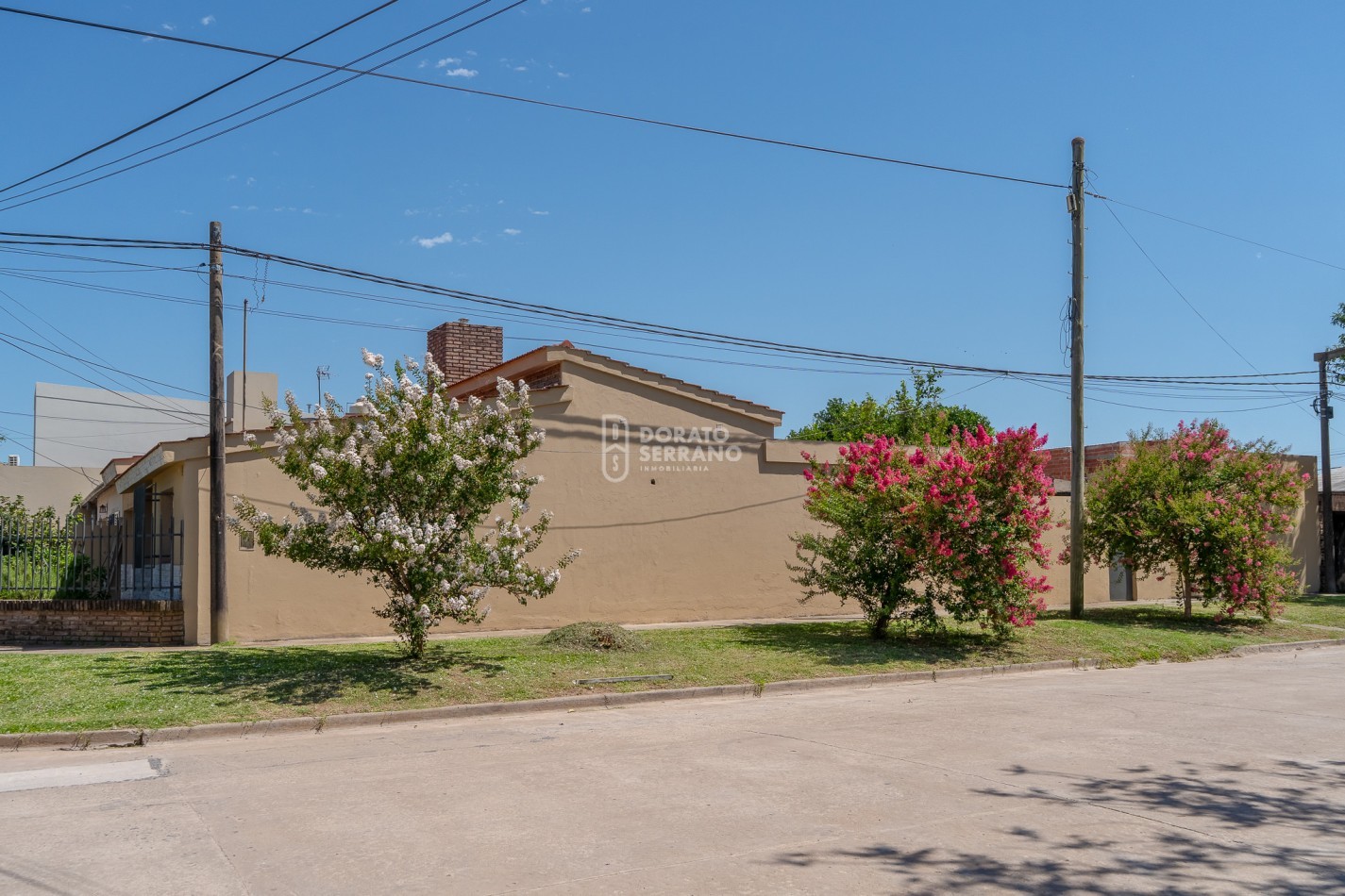 BONITA & LISTA PARA HABITAR! EN ESQUINA!