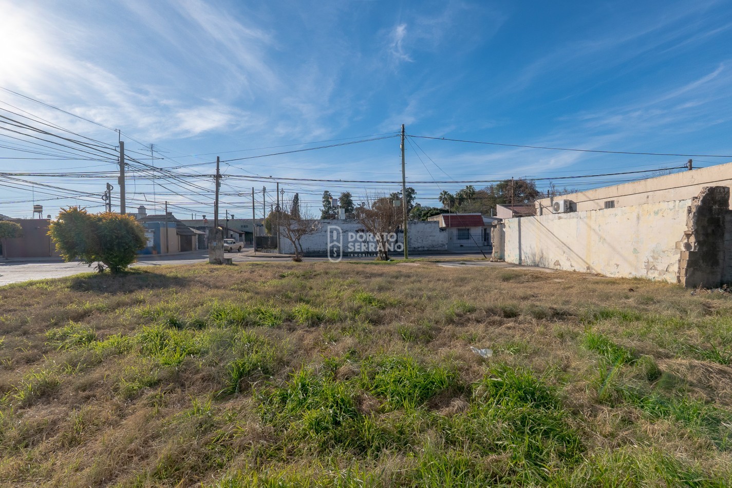 LOTE EN ESQUINA. Todos los servicios!