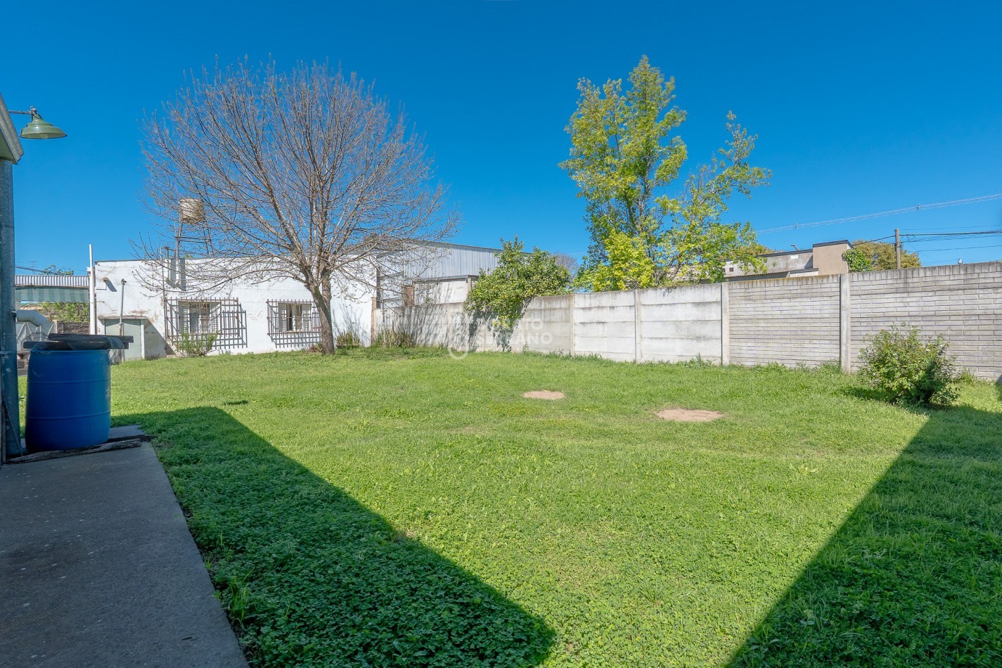 GRAN SUPERFICIE - TODOS LOS SERVICIOS - CASA A RECICLAR!