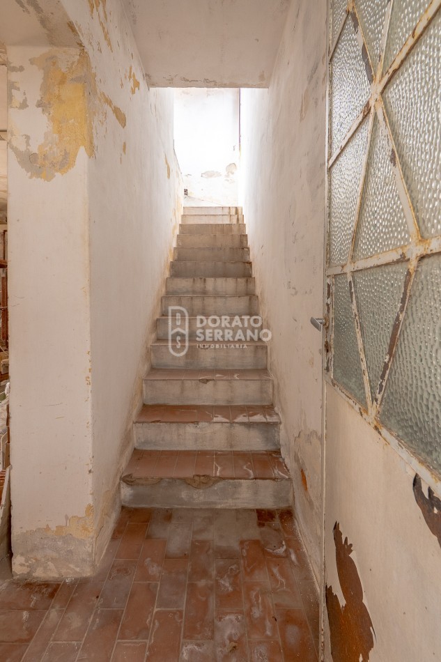 CASA EN ESQUINA & TODOS LOS SERVICIOS.