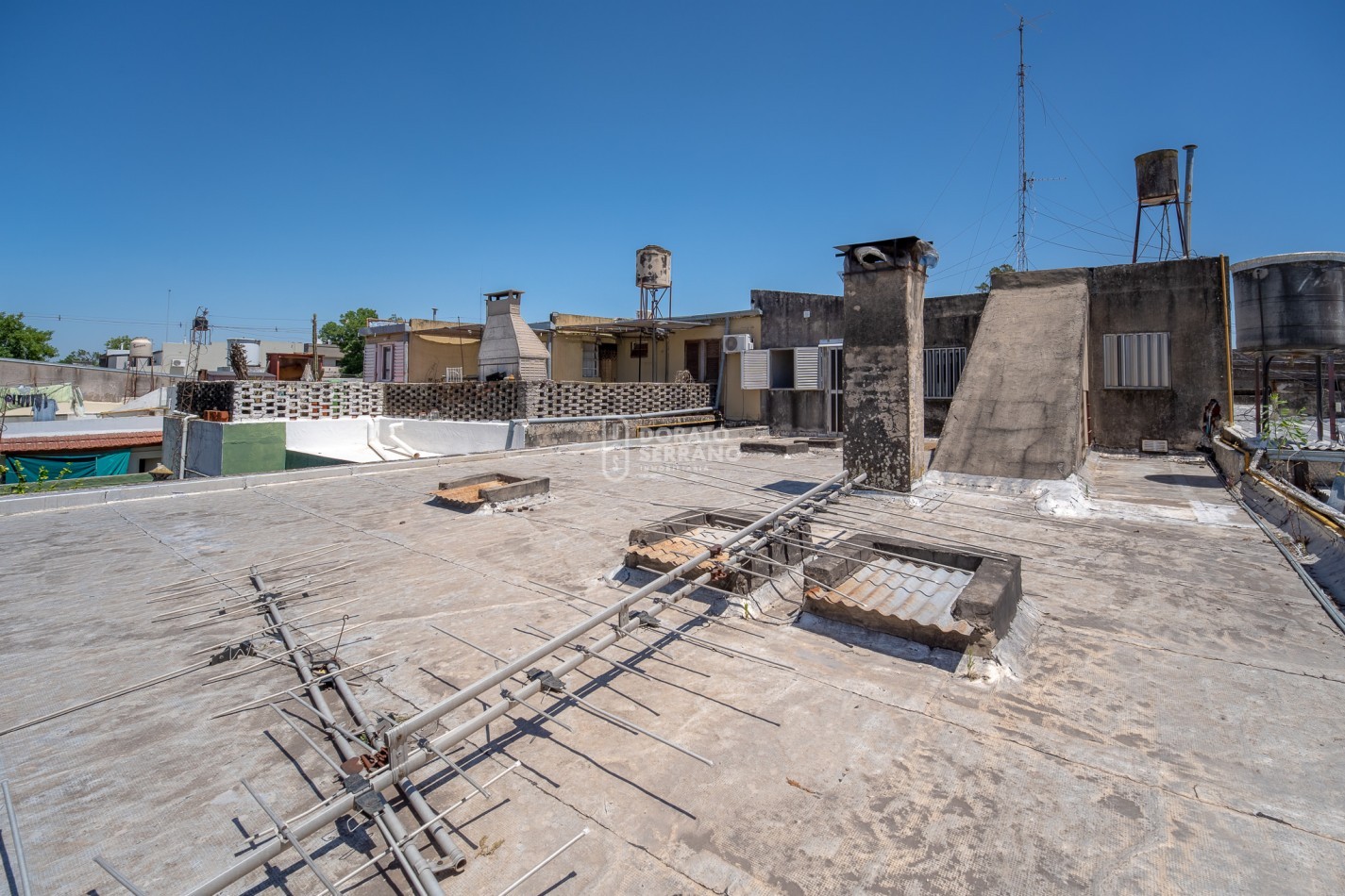 CASA CON LOCAL - PROYECTAR SIN LIMITES! AREA CENTRAL! 