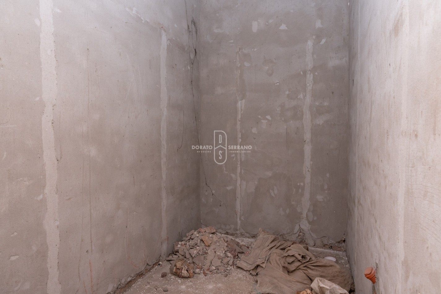 ICONICO SALON COMERCIAL + DEPTOS. A TERMINAR.  