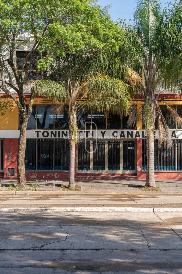 ICONICO SALON COMERCIAL + DEPTOS. A TERMINAR.  