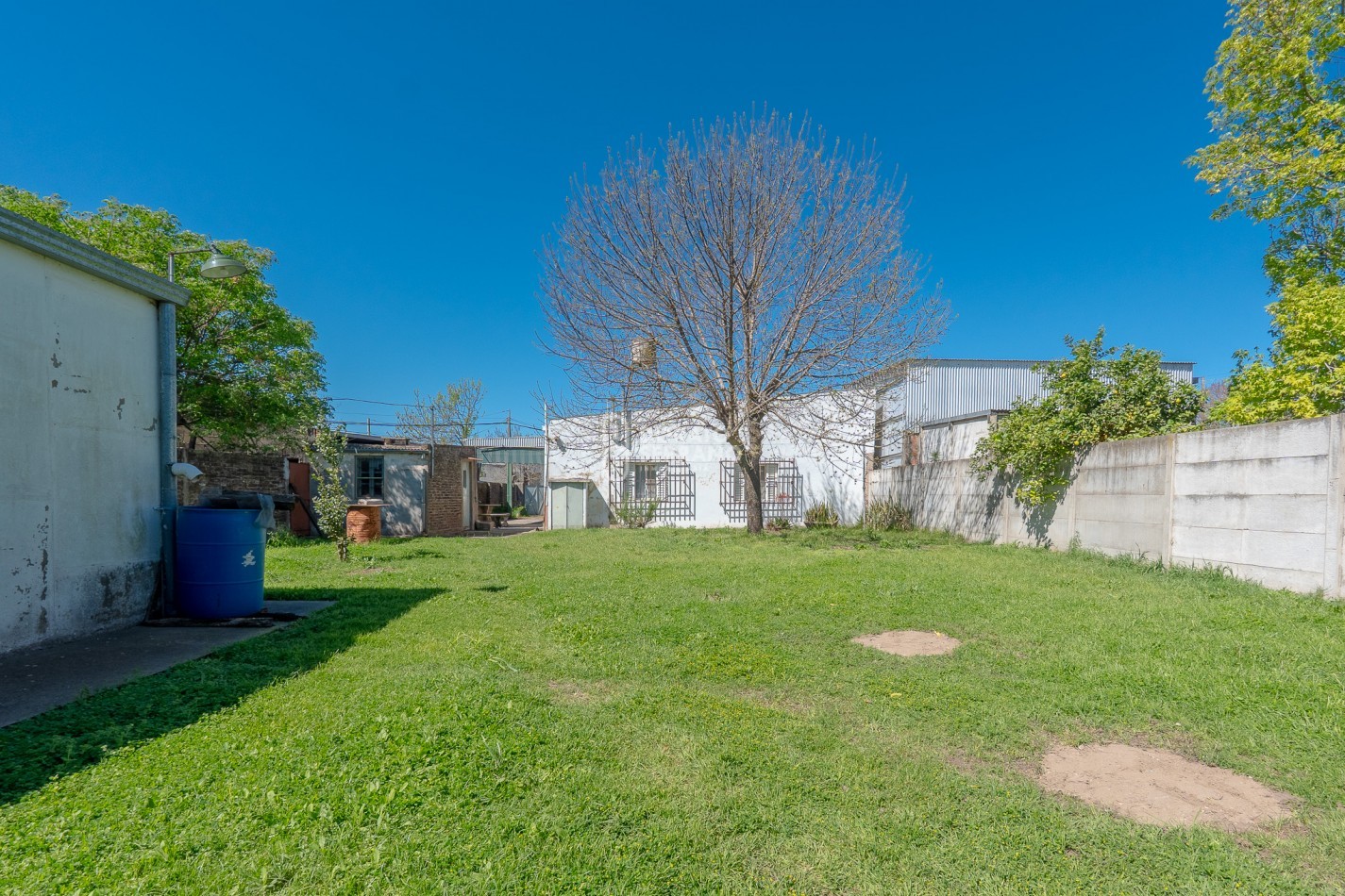 GRAN SUPERFICIE - TODOS LOS SERVICIOS - CASA A RECICLAR!