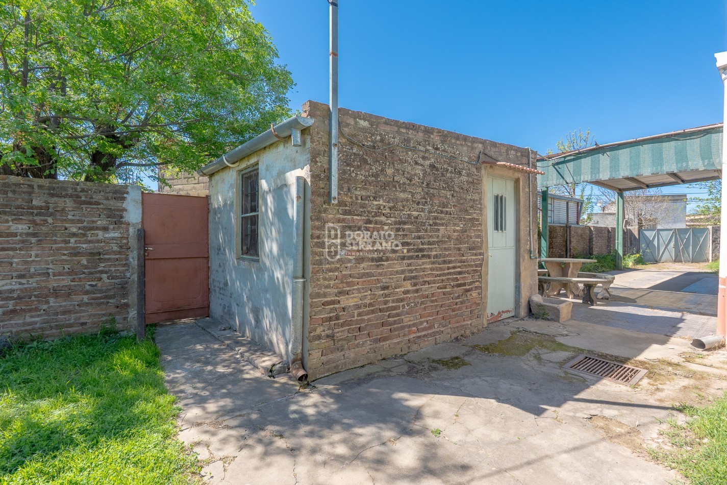 GRAN SUPERFICIE - TODOS LOS SERVICIOS - CASA A RECICLAR!