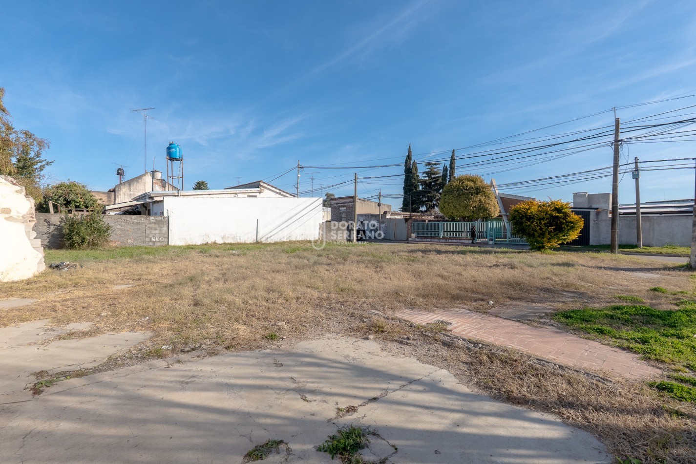 LOTE EN ESQUINA. Todos los servicios!