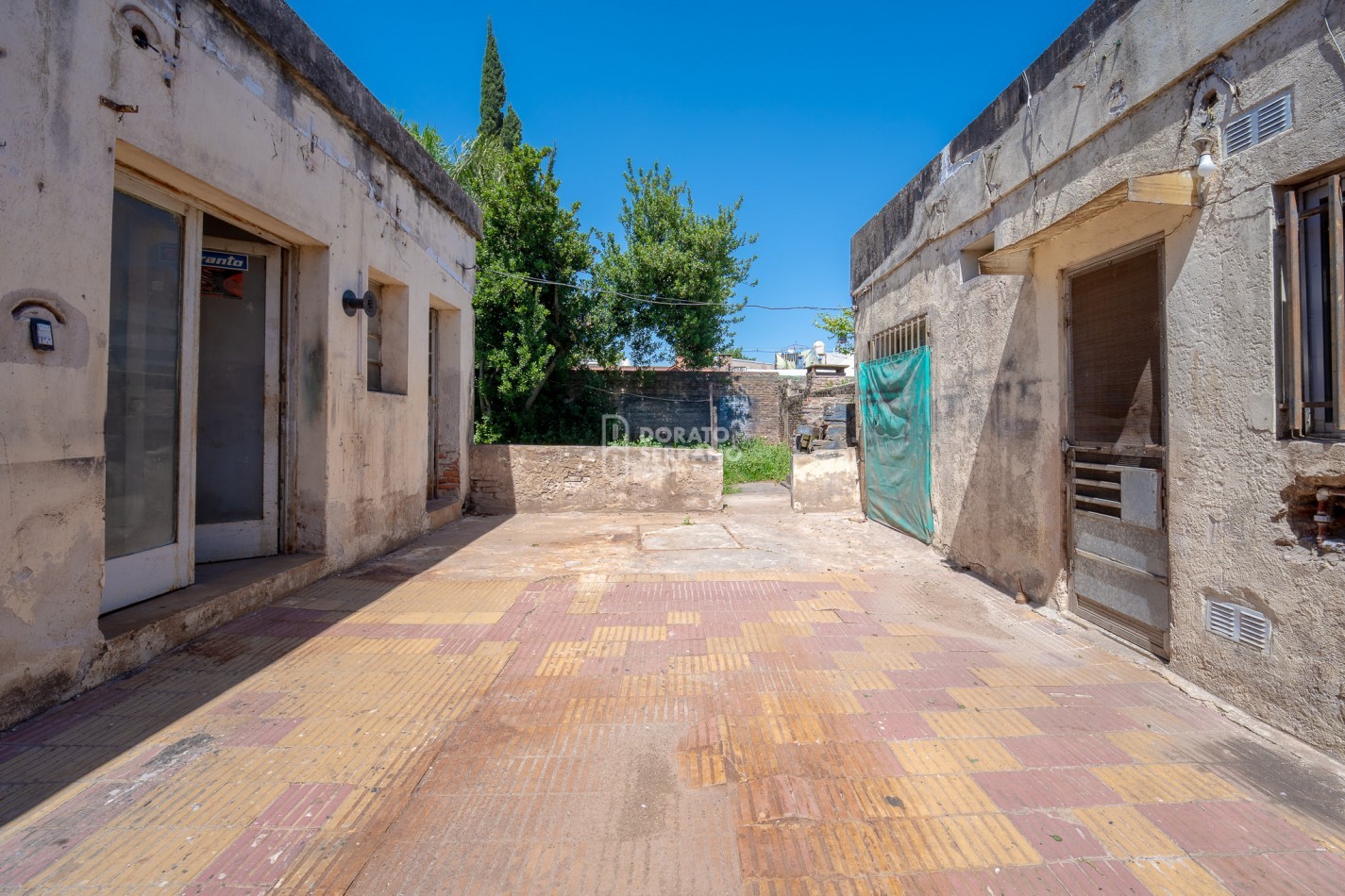 CASA CON LOCAL - PROYECTAR SIN LIMITES! AREA CENTRAL! 