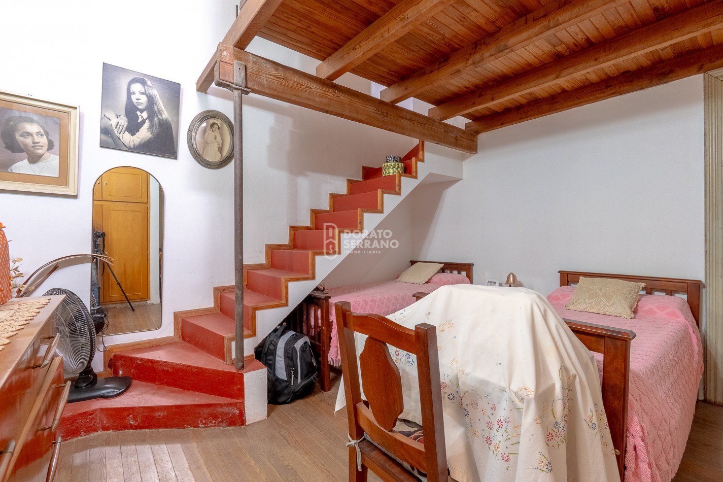 CASA EN ESQUINA & TODOS LOS SERVICIOS.