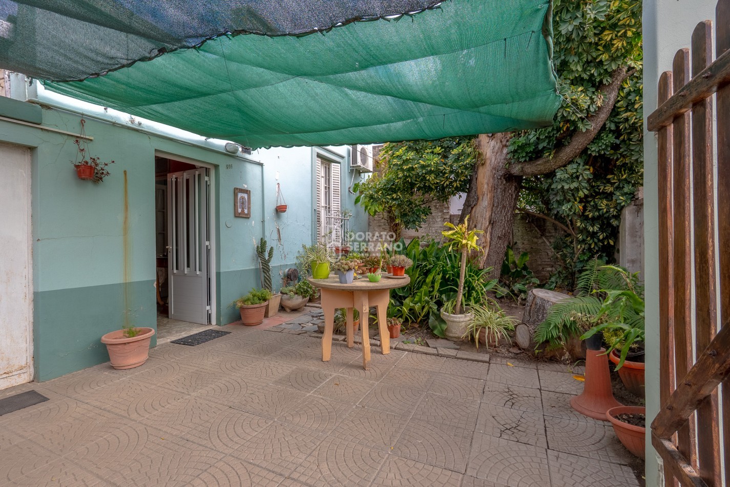 CASA EN ESQUINA & TODOS LOS SERVICIOS.