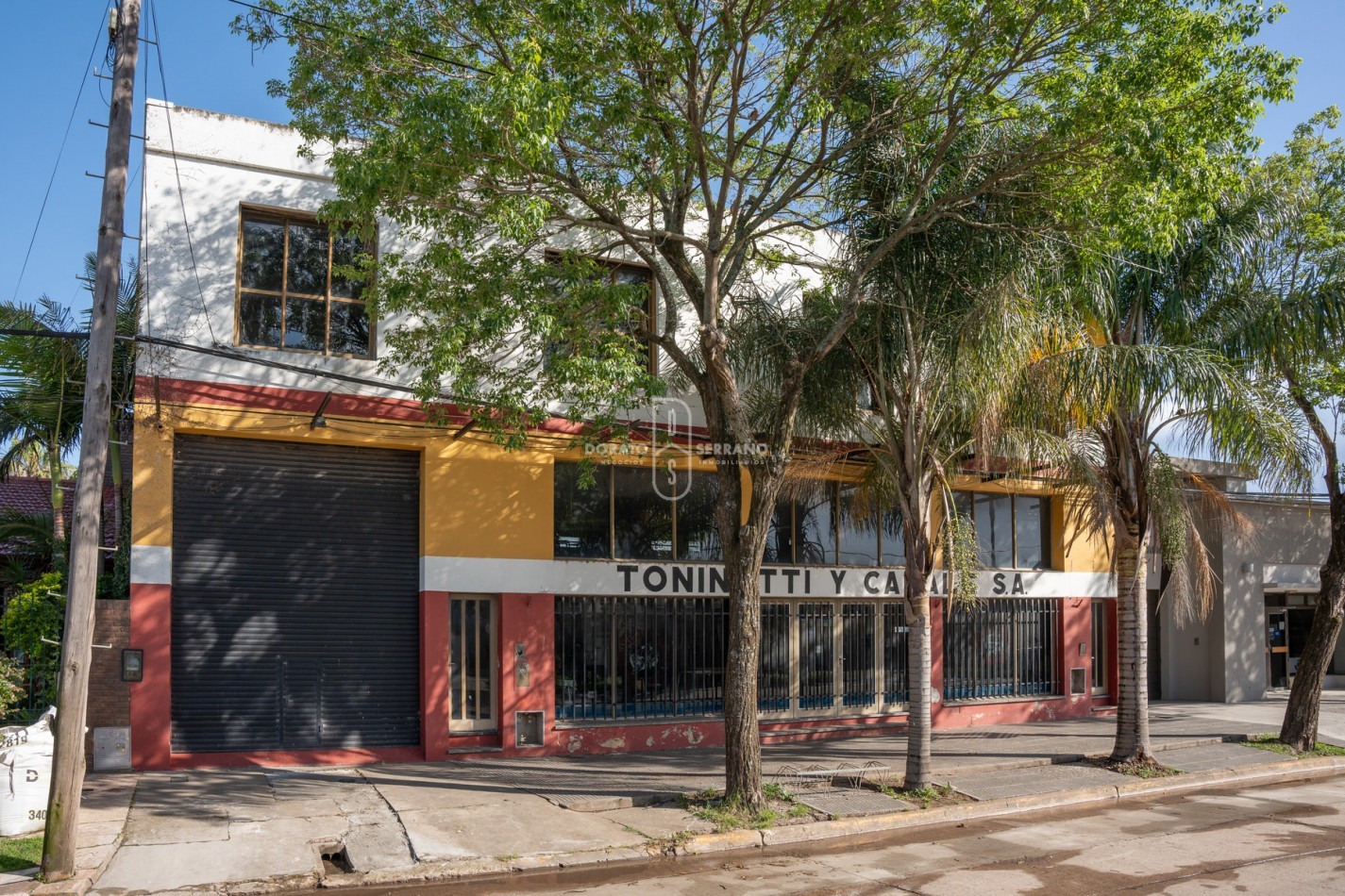 ICONICO SALON COMERCIAL + DEPTOS. A TERMINAR.  