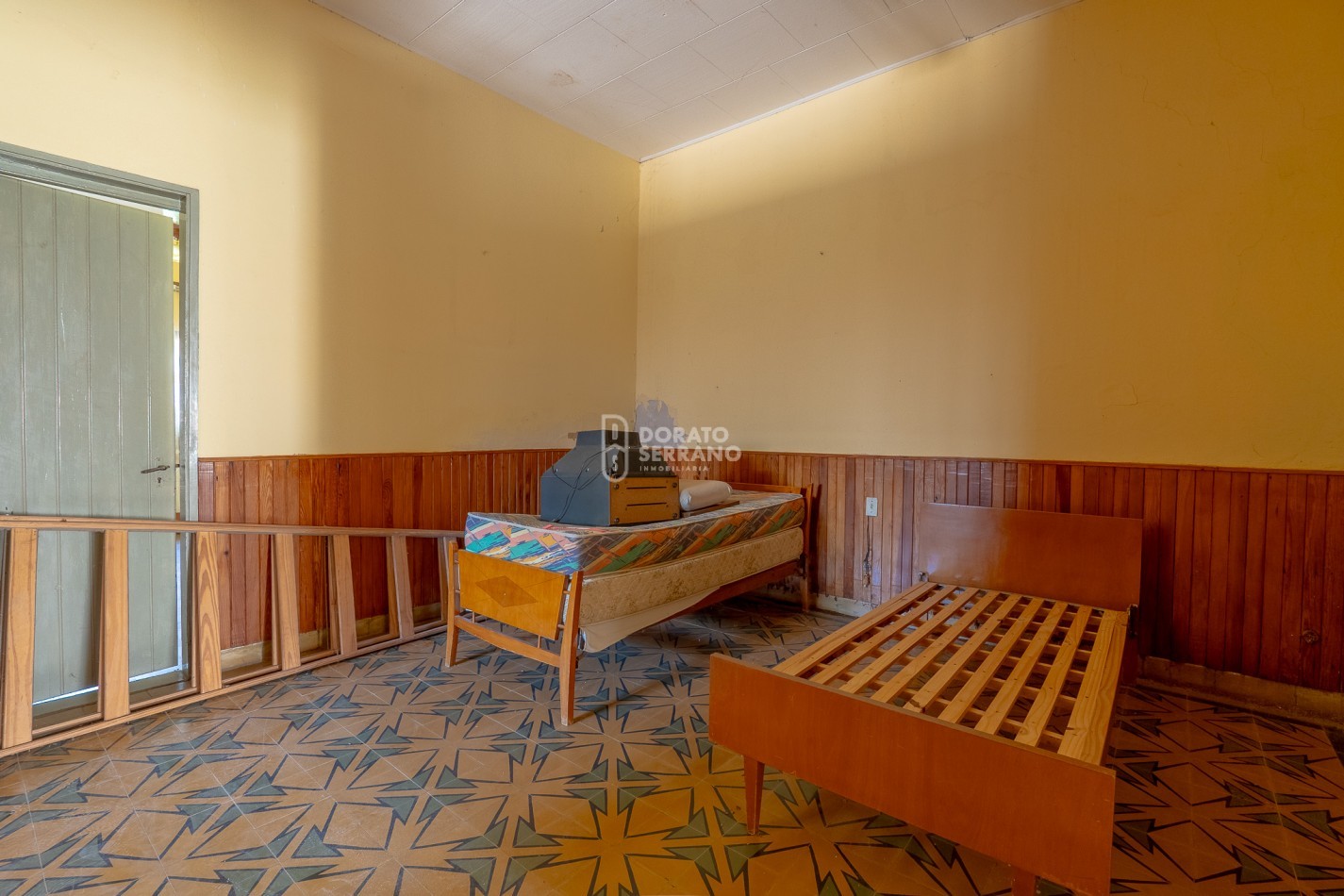 GRAN SUPERFICIE - TODOS LOS SERVICIOS - CASA A RECICLAR!