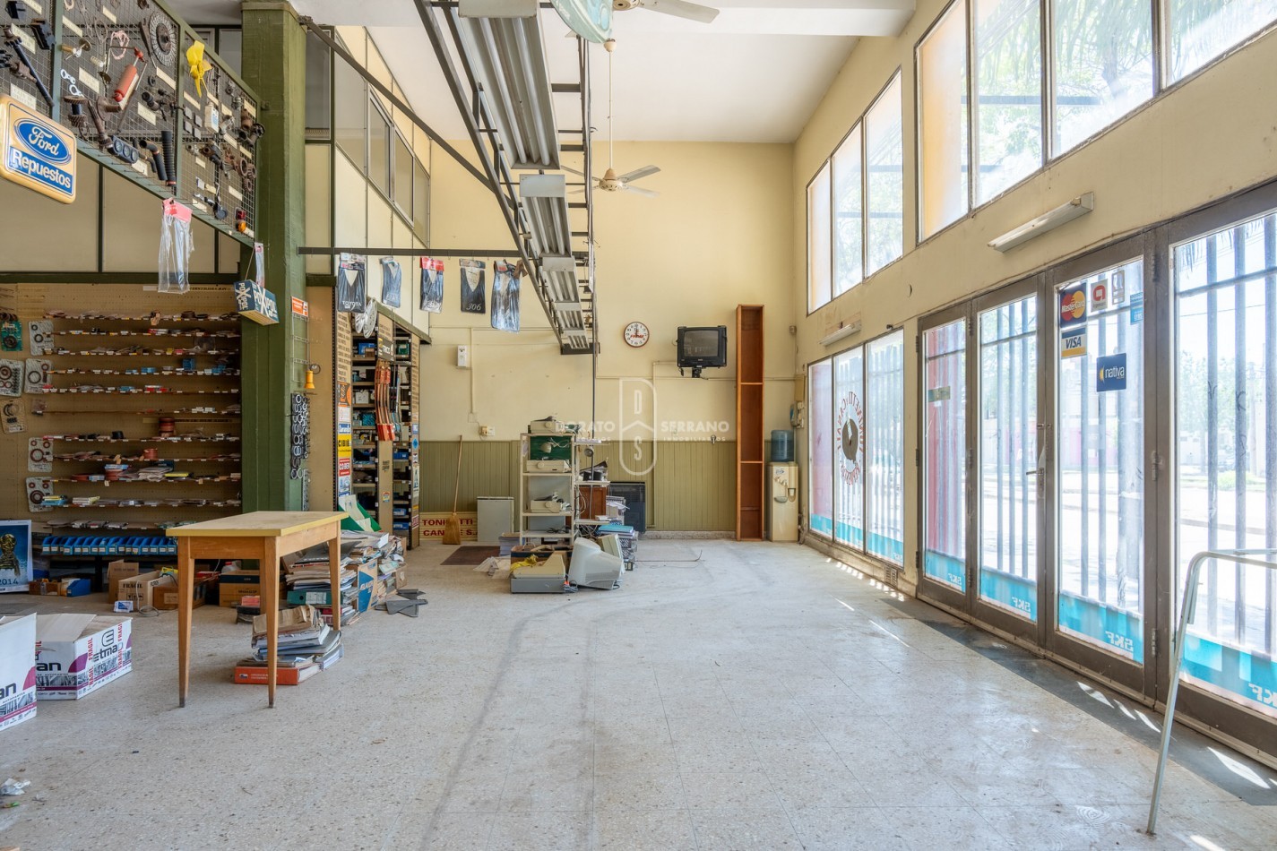 ICONICO SALON COMERCIAL + DEPTOS. A TERMINAR.  