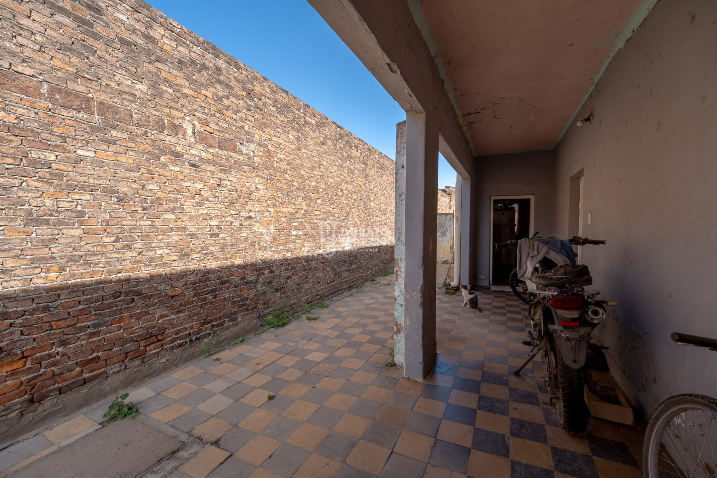 LOTE + PLUS CASA A DEMOLER O RECICLAR - TODOS LOS SERVICIOS EN SECTOR URBANO.