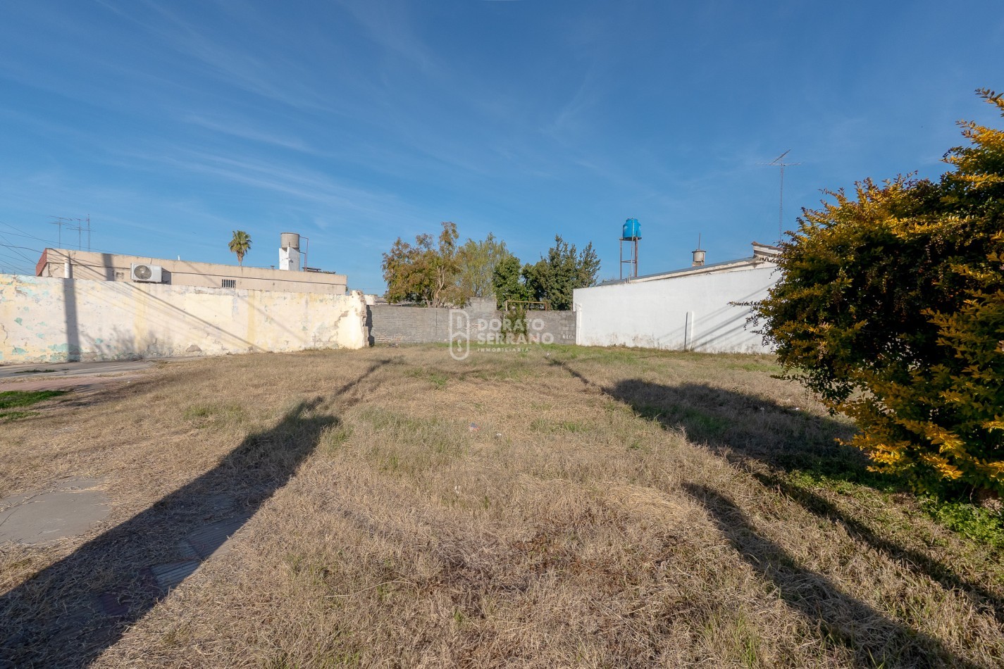 LOTE EN ESQUINA. Todos los servicios!