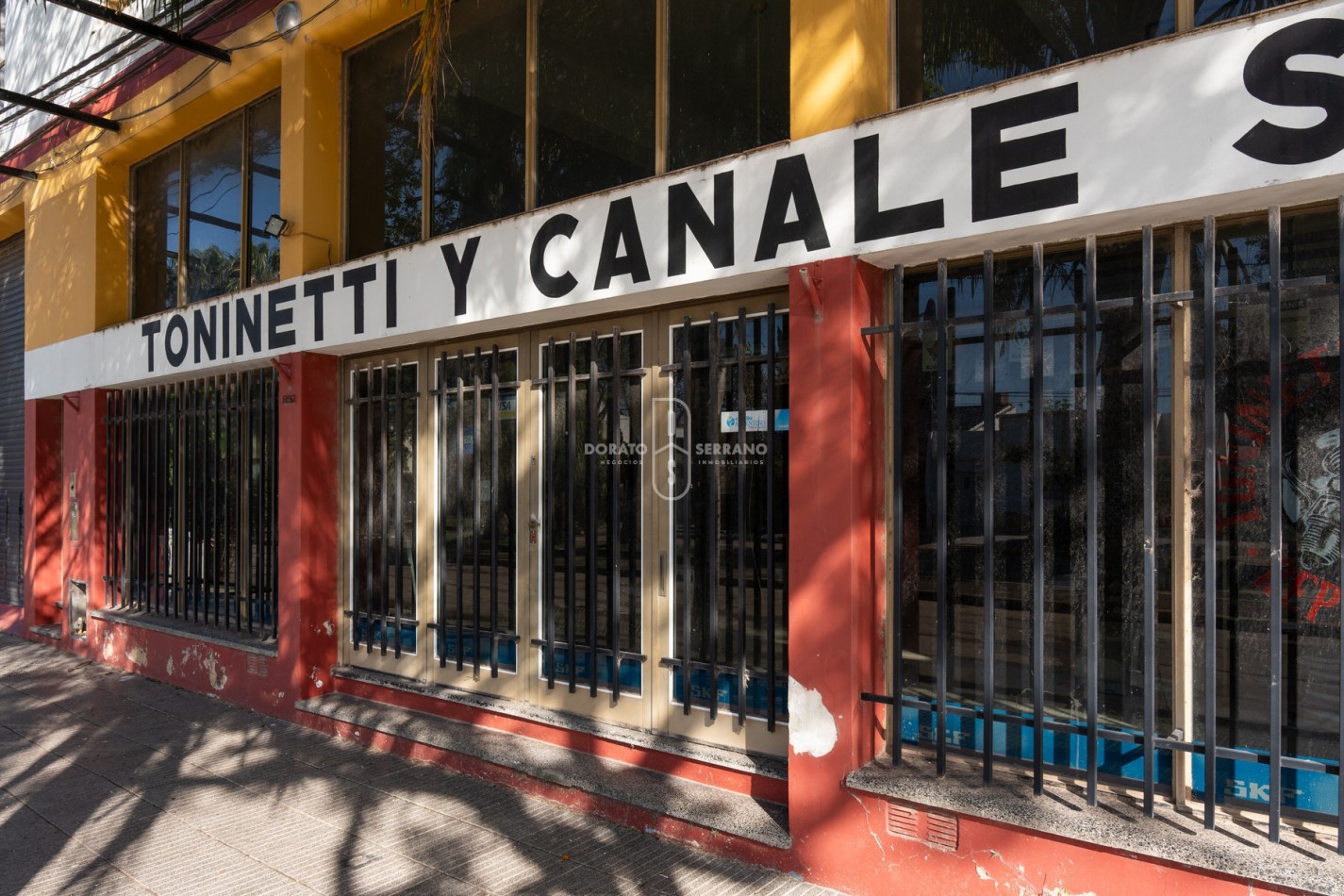 ICONICO SALON COMERCIAL + DEPTOS. A TERMINAR.  