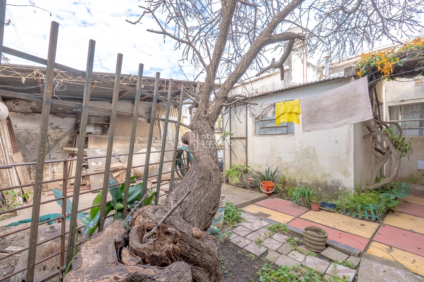 CASA EN ESQUINA & TODOS LOS SERVICIOS.