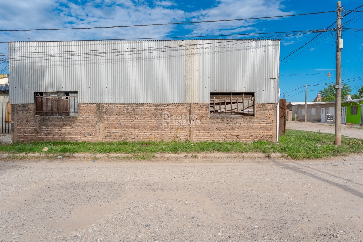 LOTE EN ESQUINA + PLUS: GALPONES DEPOSITO.