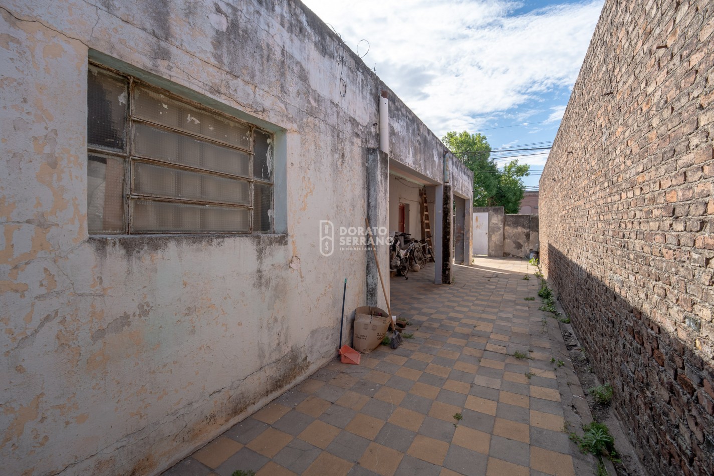 LOTE + PLUS CASA A DEMOLER O RECICLAR - TODOS LOS SERVICIOS EN SECTOR URBANO.