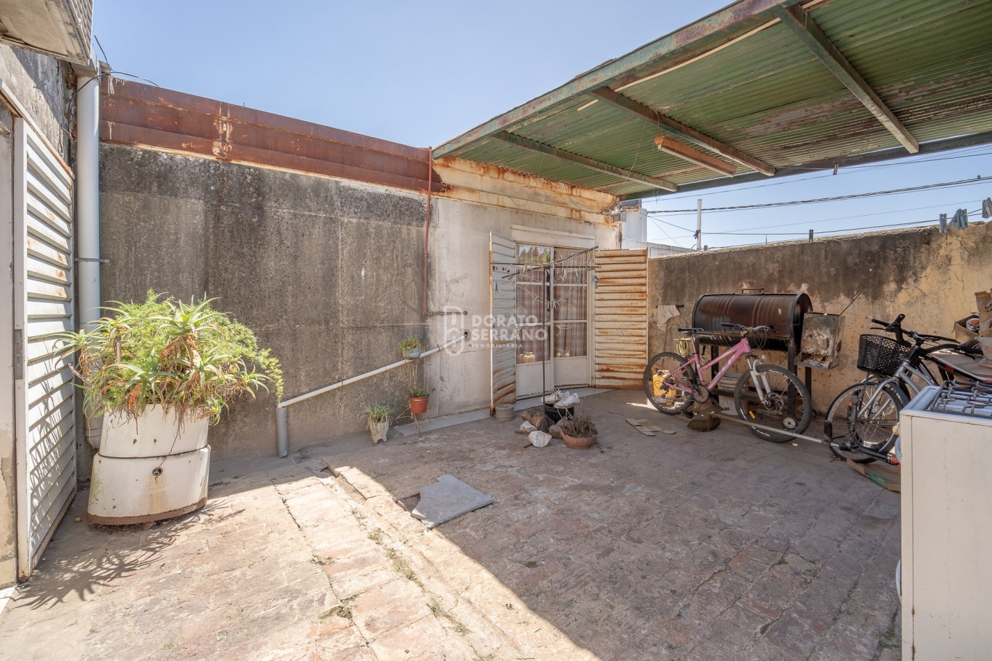 LOTE EN BARRIO FLORIDA! TODOS LOS SERVICIOS - PLUS EDIFICADO A DEMOLER O RECICLAR. 