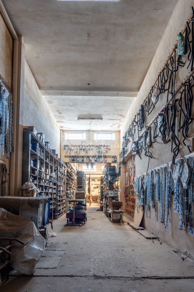 ICONICO SALON COMERCIAL + DEPTOS. A TERMINAR.  