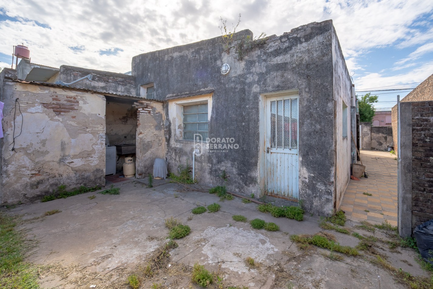 LOTE + PLUS CASA A DEMOLER O RECICLAR - TODOS LOS SERVICIOS EN SECTOR URBANO.