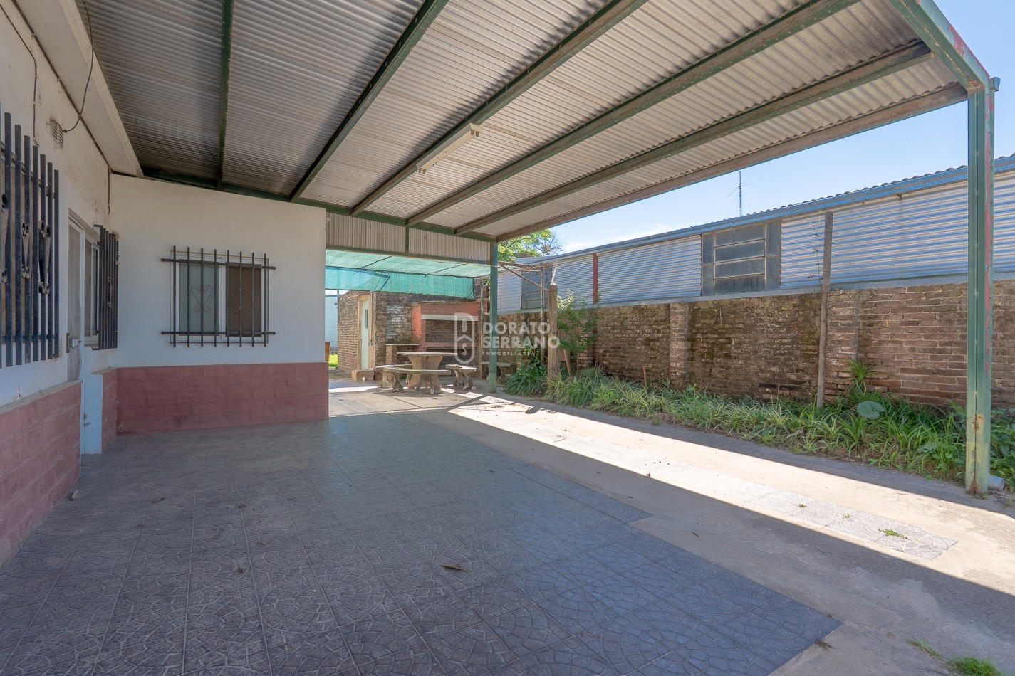 GRAN SUPERFICIE - TODOS LOS SERVICIOS - CASA A RECICLAR!