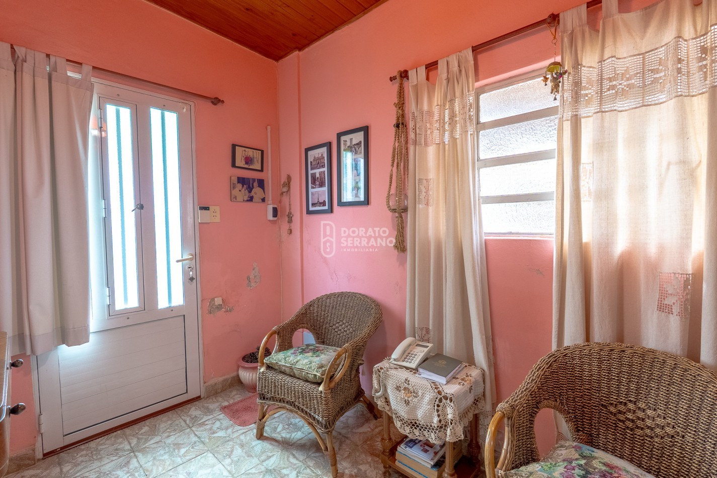 CASA EN ESQUINA & TODOS LOS SERVICIOS.