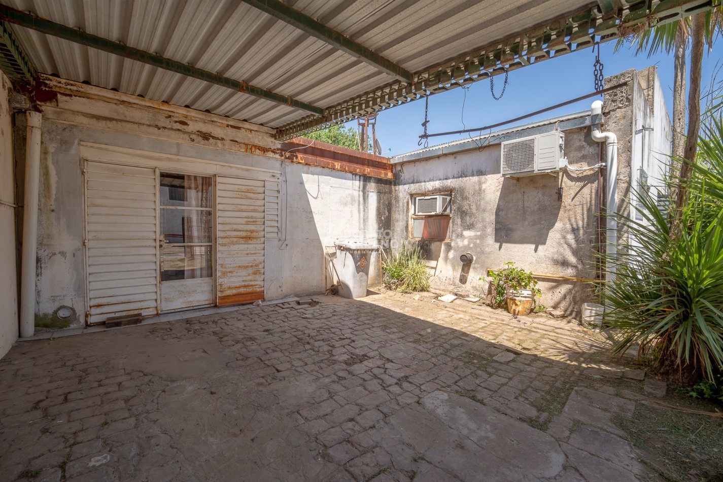 LOTE EN BARRIO FLORIDA! TODOS LOS SERVICIOS - PLUS EDIFICADO A DEMOLER O RECICLAR. 