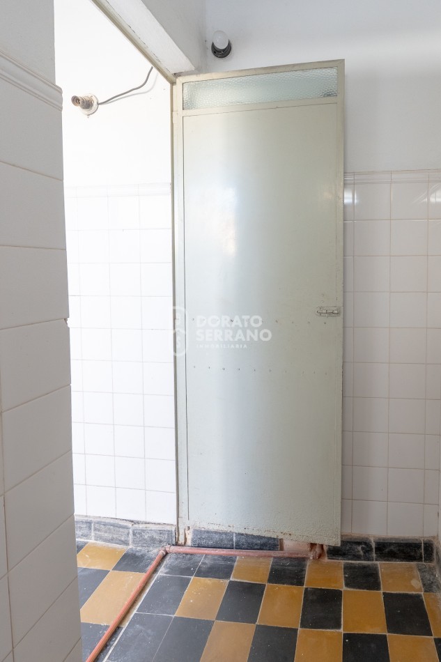 CASA + LOCAL SOBRE AVENIDA! 14 MTS. DE FRENTE!